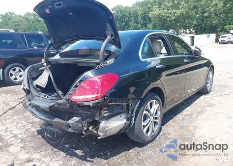 2015 Mercedes-Benz C 300 4Matic/Luxury 4Matic/Sport 4Matic z USA, uszkodzony, nr VIN 55SWF4KB0FU002497